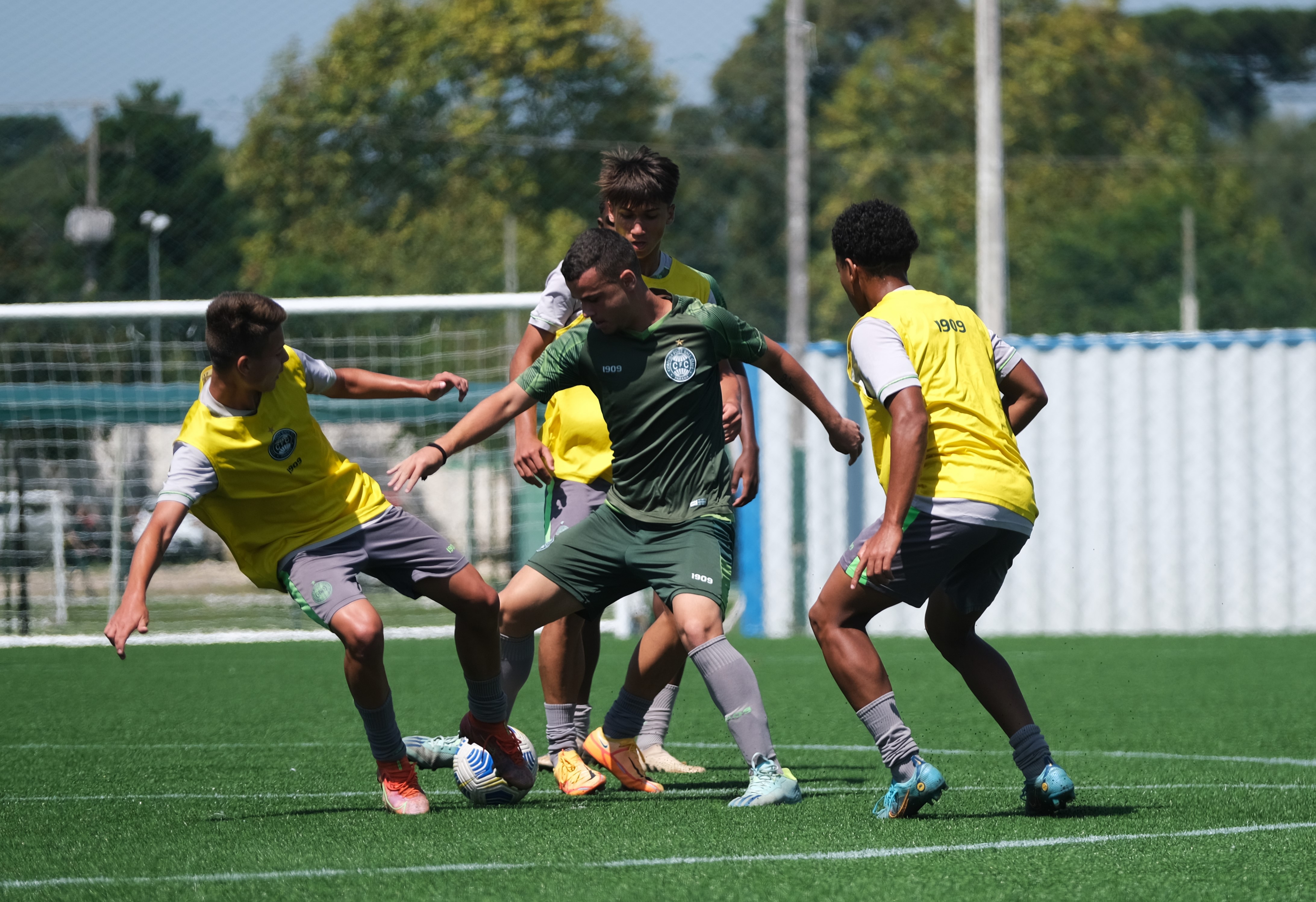 Sub-17 treina no gramado sinttico do CT da Graciosa