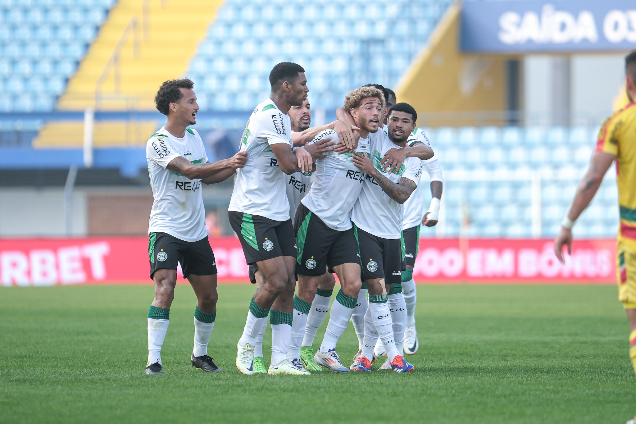 Fim do jejum fora de casa! Vitria alviverde no estdio da Ressacada