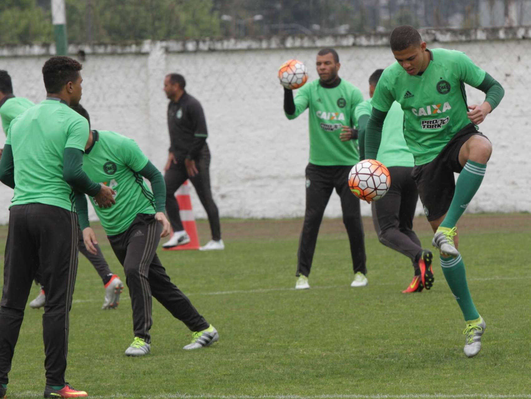 Coxa treina antes de jogo decisivo