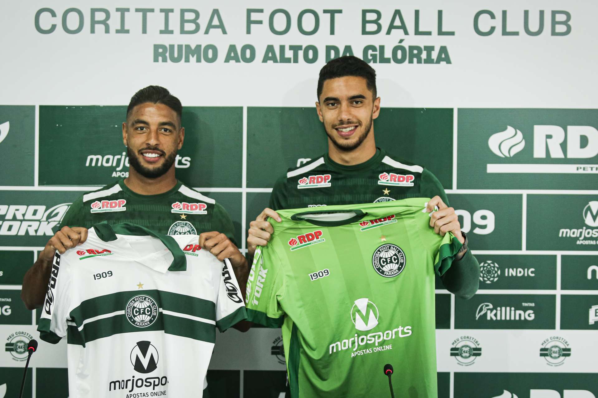 Coxa apresenta jogadores 