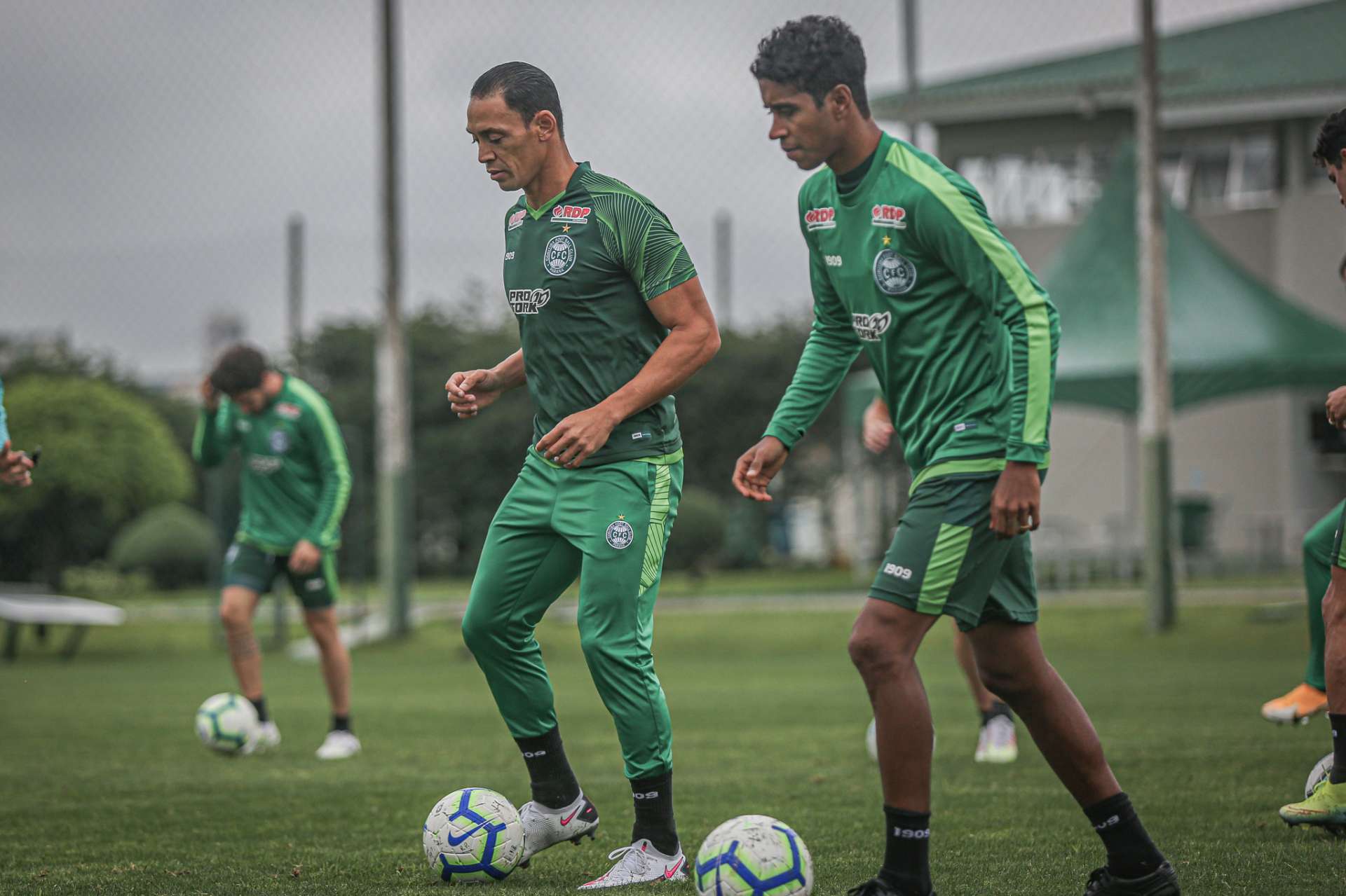 Ricardo Oliveira fica  disposio