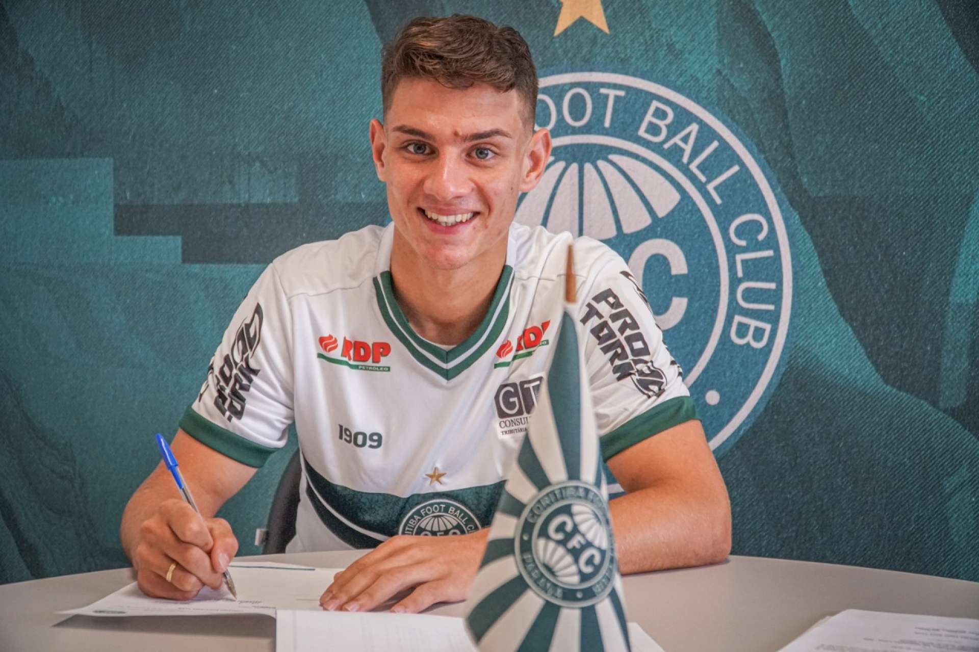 Coritiba renova com Natanael