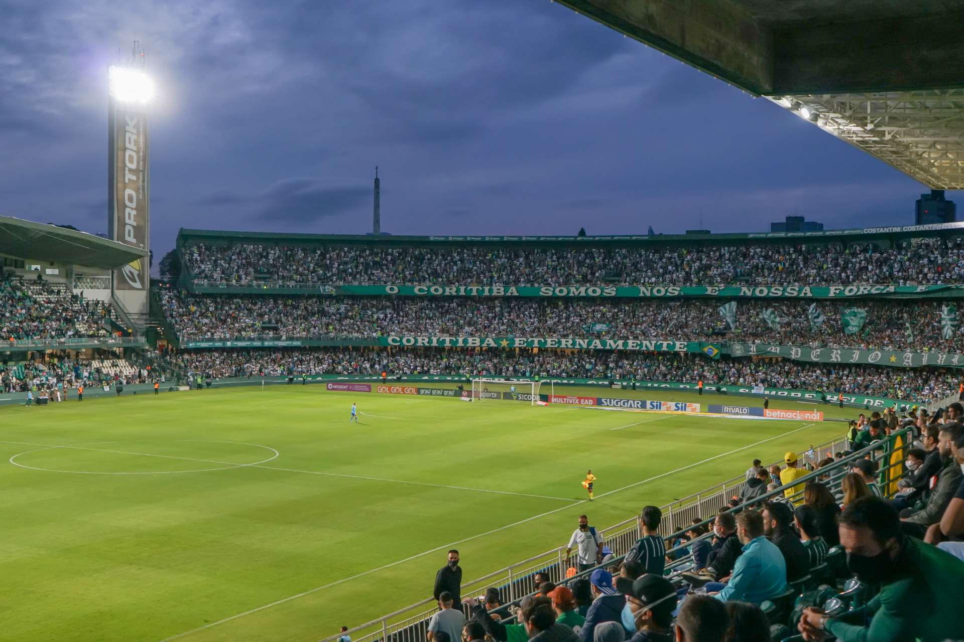 Torcida lota Couto Pereira para apoiar o Coxa 