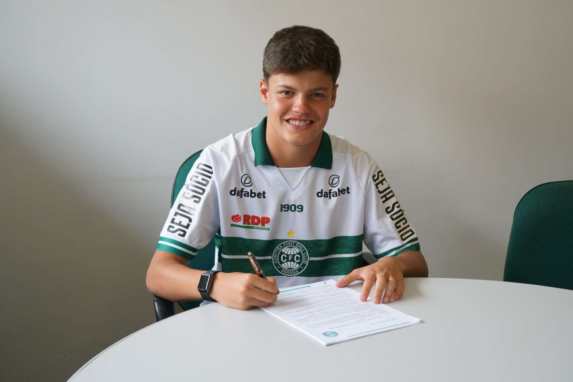 Dani Gruber assina primeiro contrato profissional