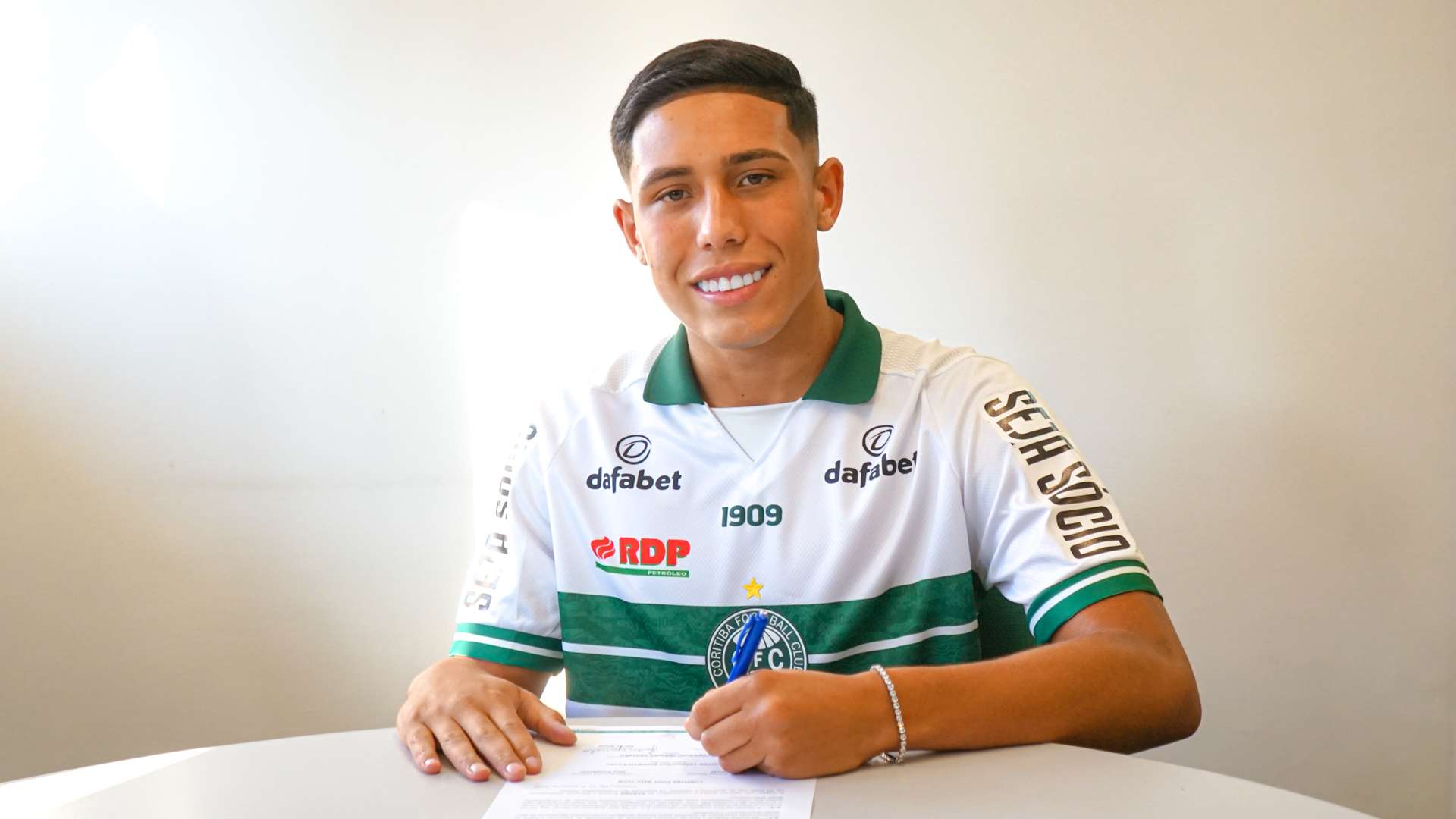 Brayan Felipi assina contrato profissional com o Coritiba