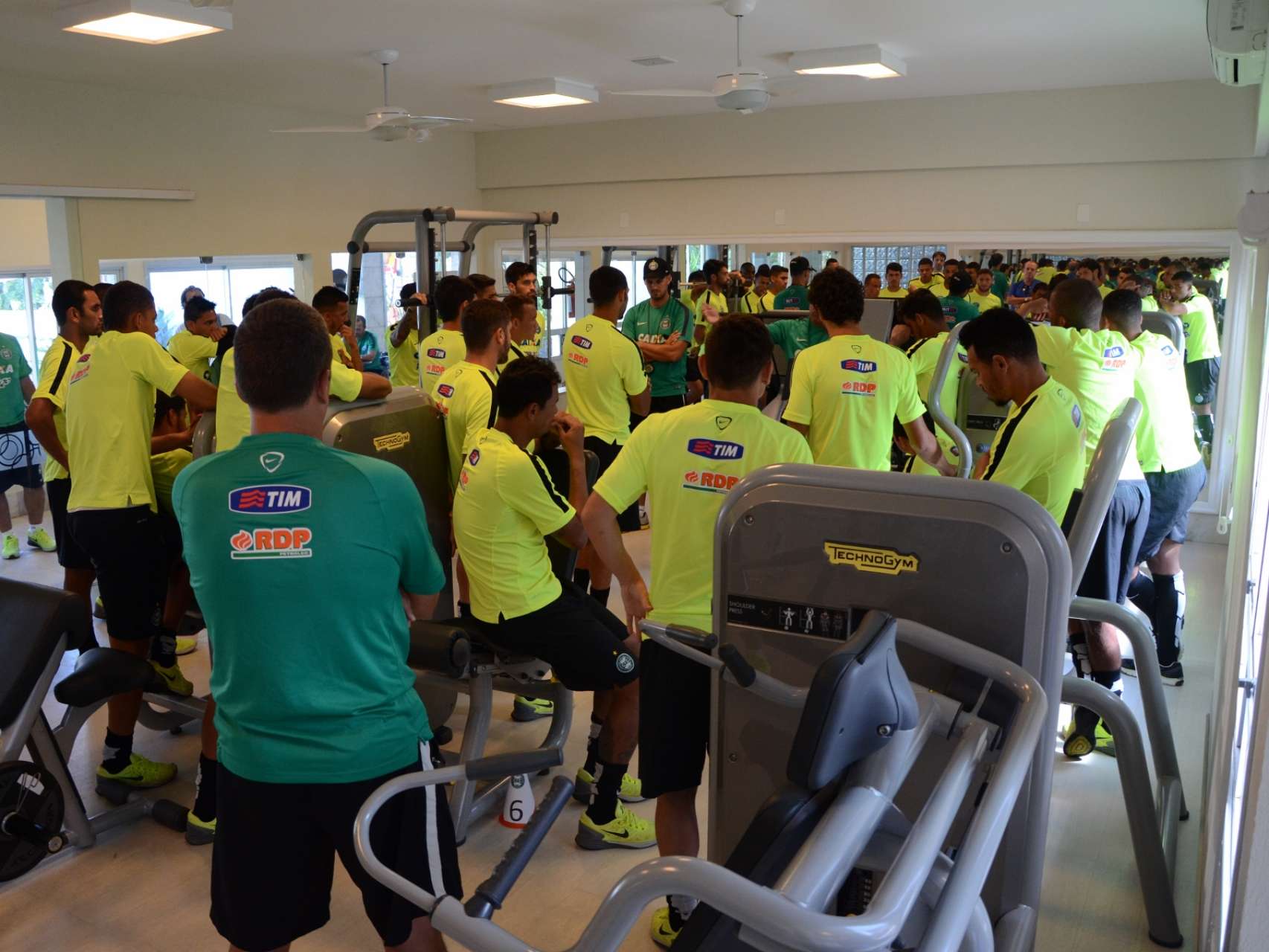 Coxa faz treino na academia